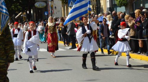 25η Μαρτίου: Τα μέτρα προστασίας στις παρελάσεις - Ποιοι πρέπει να φορούν μάσκα