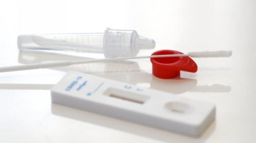 Στα φαρμακεία από αύριο τα self tests για μαθητές και εκπαιδευτικούς