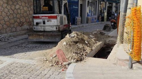 Μέγαρα: Στρώθηκαν κυβόλιθοι και… ξηλώνονται ξανά