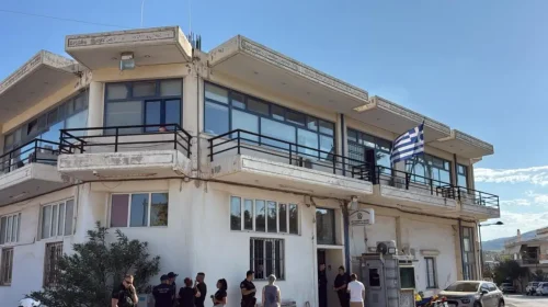 Μάνδρα: Σοβαρό επεισόδιο στο Αστυνομικό Τμήμα – Αστυνομικός πυροβόλησε 31χρονο που απειλούσε με μαχα...