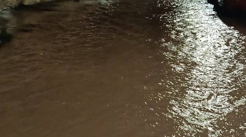 Μέγαρα: Οι δρόμοι έγιναν ποτάμια από την ισχυρή βροχόπτωση